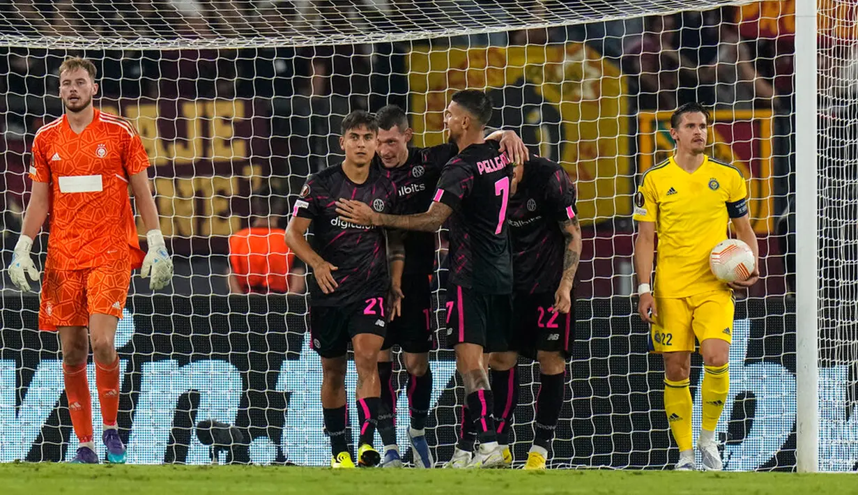 Para pemain AS Roma melakukan selebrasi usai mencetak gol ke gawang HJK Helsinki pada pertandingan sepak bola Liga Europa di Stadion Olimpiade Roma, Italia, 15 September 2022. AS Roma menang dengan skor 3-0. (AP Photo/Alessandra Tarantino)