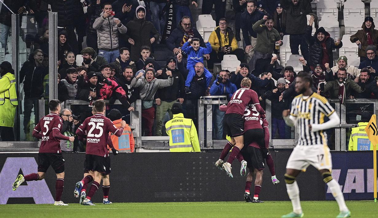 Selebrasi para pemain Salernitana setelah Chukwubuikem Ikwuemesi menjebol gawang Juventus pada laga babak 16 besar Coppa Italia 2023/2024 di Juventus Stadium, Turin, Jumat (5/1/2024) dini hari WIB. (dpa via AP Photo/Marco Alpozzi)