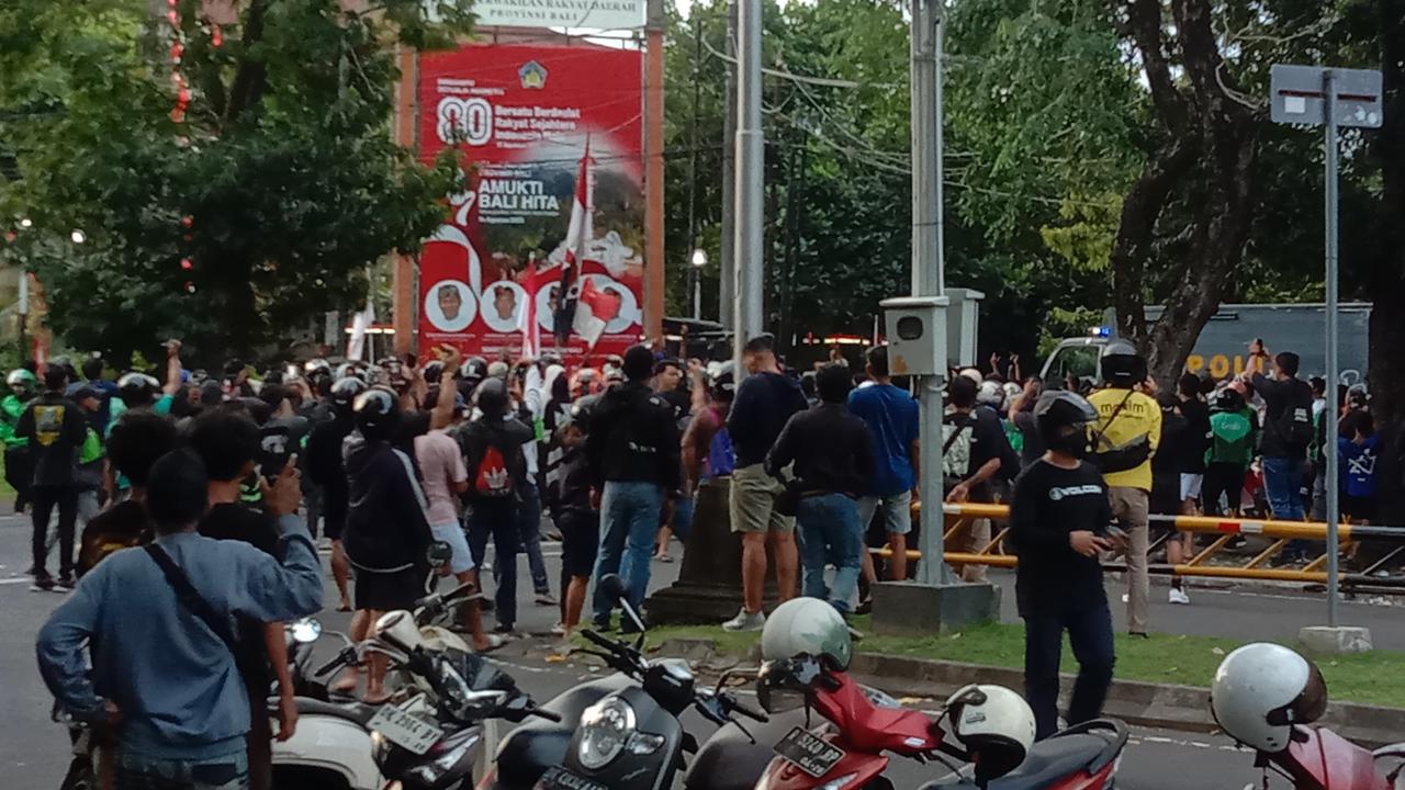 Ricuh di Denpasar, Massa Lempari Kantor DPRD Bali dengan Batu