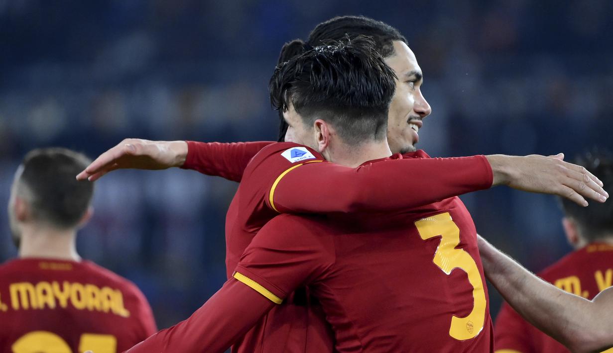 Bek AS Roma, Roger Ibanez (kanan) merayakan gol yang dicetaknya ke gawang Spezia pada pekan ke-17 Liga Italia 2021/2022 di Olimpico, Selasa (14/12/2021) dini hari WIB. AS Roma berhasil mendulang tiga poin setelah mengalahkan tim tamu Spezia dengan skor 2-0. (Alfredo Falcone/LaPresse via AP)
