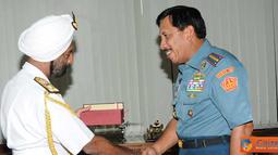 Citizen6, Jakarta: Panglima TNI Laksamana TNI Agus Suhartono, menerima kunjungan Panglima Armada Timur (Pangarmatim) Angkatan Laut India Vice Admiral Anup Singh di Mabes TNI Cilangkap, JakartaTimur, Rabu (18/5). (Pengirim: badarudin bakri)