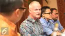 Presiden Direktur PT Sarimelati Kencana Stephen J. McCarthy (ketiga kanan) membantah isu yang menyebut Pizza Hut Indonesia dan Pizza Hut Delivery menggunakan bahan makanan kadaluwarsa, Jakarta, Minggu (4/9). (Liputan6.com/Immanuel Antonius)