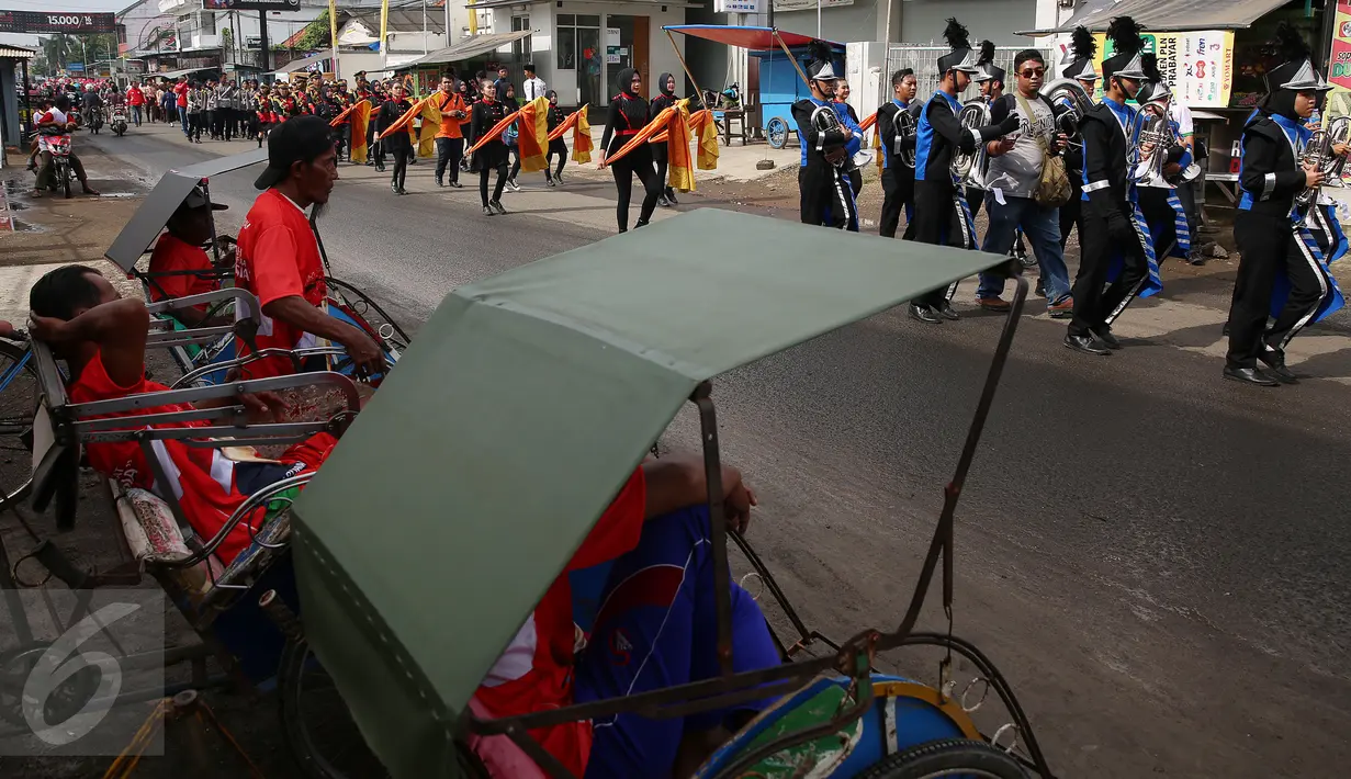 Warga menonton peserta Kirab Kebangsaan 'Bersatu Kita Teguh', Subang, Jawa Barat, Sabtu (4/3). Kirab Kebangsaan ini bertujuan untuk menggelorakan semangat kebinekaan, persatuan dan Pancasila sebagai ideologi bangsa. (Liputan6.com/Johan Tallo)