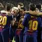 Para pemain Barcelona merayakan gol yang dicetak oleh Philippe Coutinho ke gawang Valencia pada laga leg kedua semifinal Copa del Rey di Stadion Mestalla, Kamis (8/2/2018). Barcelona menang 2-0 atas Valencia. (AP/Alberto Saiz)