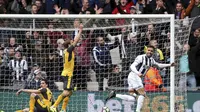 Selebrasi Hal Robson-Kanu usai mencetak gol kedua West Bromwich Albion ke gawang Arsenal. (Nick Potts/PA via AP)