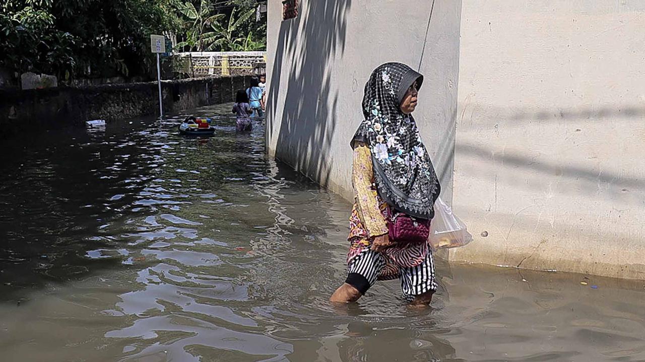 FOTO: Banjir Berangsur Surut, Genangan Masih Rendam Puluhan RT di Jakarta