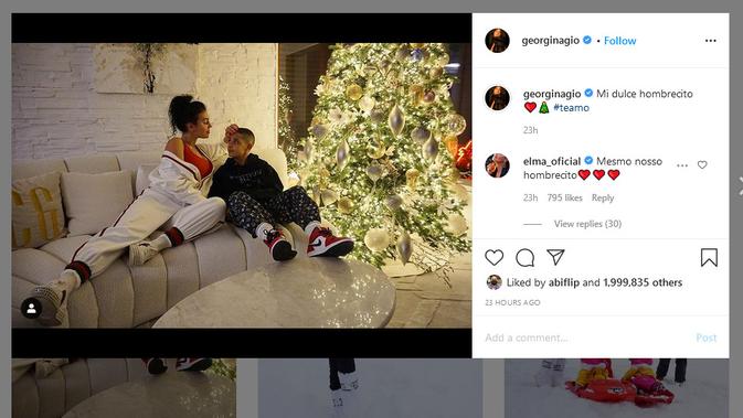 Georgina Rodriguez bersama dengan anaknya, Cristiano Ronaldo Jr.