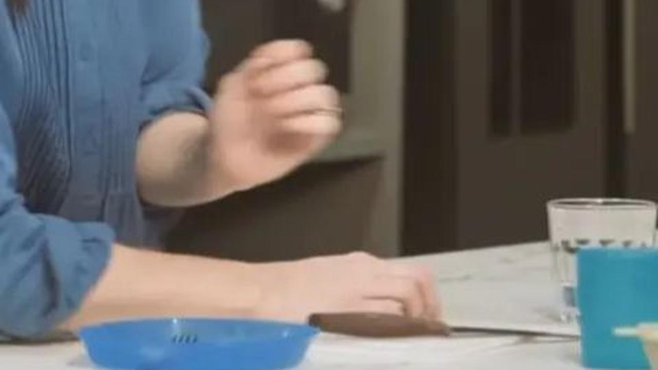Pilihan warna abu-abu dan putih dalam dapur menciptakan suasana maskulin.