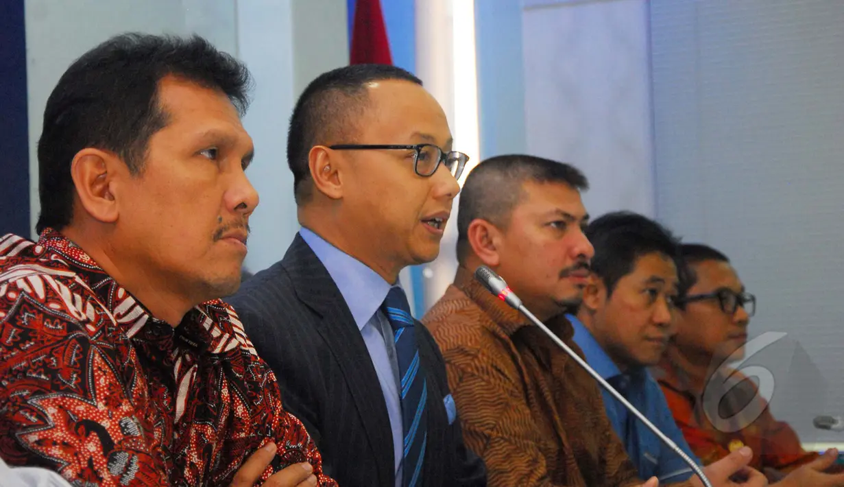 Sekjen PAN Eddy Suparno (kedua kiri) bersama para pengurus baru DPP PAN mengumumkan kepengurusan DPP PAN periode 2015-2020, Senayan, Jakarta, Rabu (25/3/2015).(Liputan6.com/Andrian M Tunay)