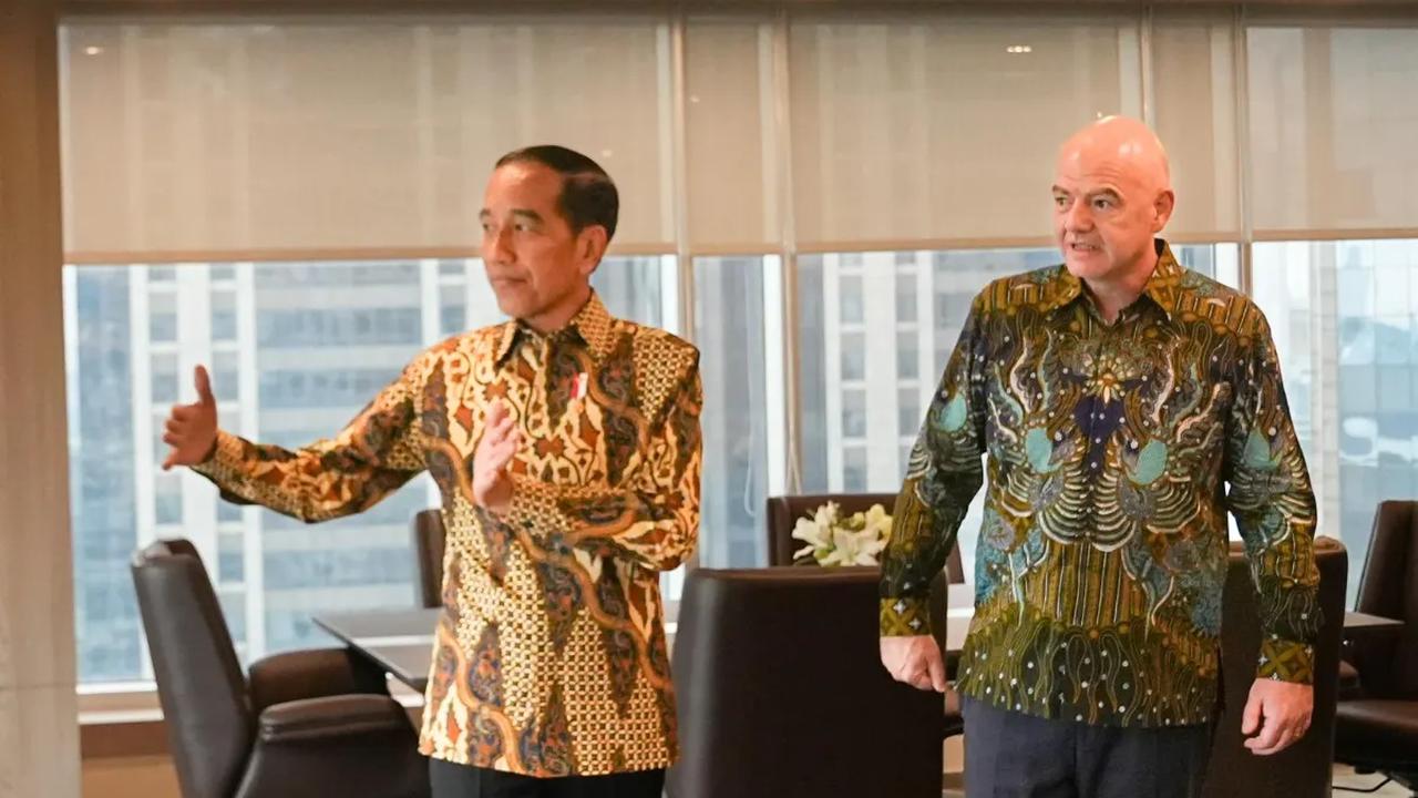 Jokowi menyebut keberadaan kantor tetap FIFA Asia di Jakarta ini membuktikan bahwa Indonesia memiliki potensi besar memajukan sepak bola Tanah Air di kancah dunia.