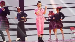 Penyanyi asal Jember ini tidak jarang juga tampil dengan gaya yang imut. Menggunakan pakaian cerah berwarna pink, ia tampak sangat menggemaskan. Dengan suara emasnya, tidak heran ia disukai banyak orang. (Liputan6.com/IG/@tiaraandini)