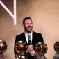 Lionel Messi dan keenam Ballon d'Or yang diraihnya. (AFP/Franck Fife)