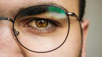 Model kacamata untuk bentuk wajah kotak (unsplash/hugo delauney)