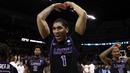 Pebasket Indonesia, Derrick Michael merayakan kemenangan timnya, Grand Canyon Antelopes setelah mengalahkan Saint Mary pada putaran pertama Divisi I NCAA yang berlangsung di Spokane Veterans Memorial Arena, Washington, Amerika, Minggu (23/03/2024) WIB. (AFP/Getty Images/Steph Chambers)