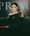 Naysilla Mirdad memilih gaun hitam yang cantik sekaligus rumit di peremiere film horor pertamanya Inang (Foto: @naymirdad)