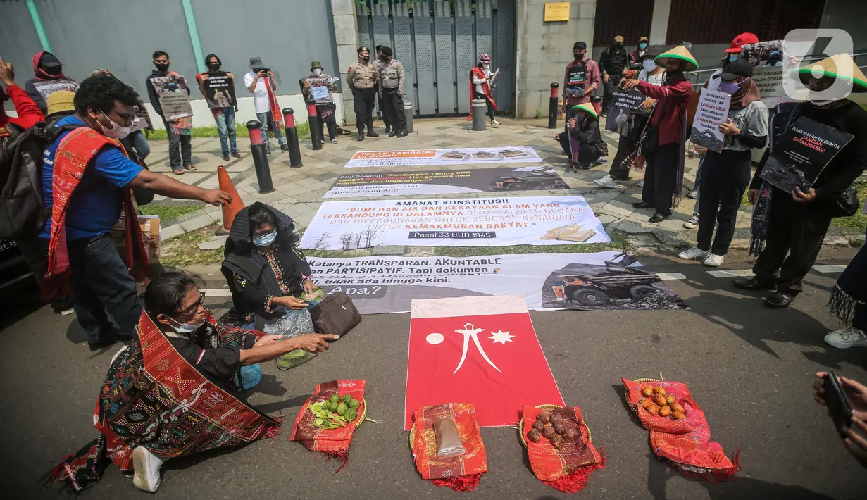 Sejumlah orang yang tergabung dalam warga Dairi Sumatera Utara menggelar aksi di depan Kedutaan Besar China di Jakarta, Rabu (24/8/2022). Dalam aksinya mereka menolak tambang di daerah Dairi dikarenakan dapat membahayakan lingkungan serta jiwa penduduk sekitar. (Liputan6.com/Faizal Fanani)