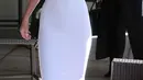 Gaya Kendall Jenner yang mengenakan kaos robek tanpa bra saat menghadiri ulang tahun kejutan kakak tirinya Kim Kardashian, yang ke-35 di Cinepolis, Thousand Oaks , California, Rabu (21/10). (dailymail)