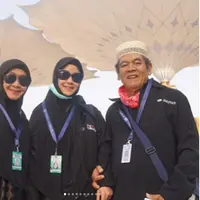 Anisa Rahma eks Cherrybelle bersama mendiang ayahnya saat menunaikan ibadah umrah. (Instagram @anisarahma_12)