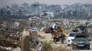 Dengan menggunakan berbagai kendaraan, warga Palestina yang sebelumnya mengungsi akibat perang antara Israel dan milisi Hamas mulai kembali ke Gaza utara dengan melewati Koridor Netzarim. (Eyad BABA/AFP)