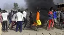 Orang-orang melakukan protes di N'Djamena, Chad, Selasa (27/4/2021). Ribuan orang melakukan protes dan dua orang tewas dalam demonstrasi menentang aturan dewan militer transisi yang dipimpin putra Presiden Idriss Deby Itno yang terbunuh minggu lalu. (AP Photo/Sunday Alamba)