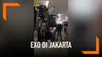Ratusan penggemar boyband asal Korea, EXO memadati dua pusat perbelanjaan di Jakarta. Mereka menyambut sang idola yang berada di tanah air untuk sebuah acara produk beauty care.