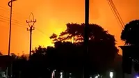 Kilang Pertamina Cilacap kebakaran, Sabtu malam (13/11/2021). (Istimewa/tangkapan layar video)