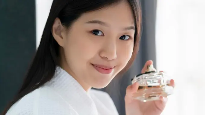 Perempuan cantik dengan parfum favoritnya