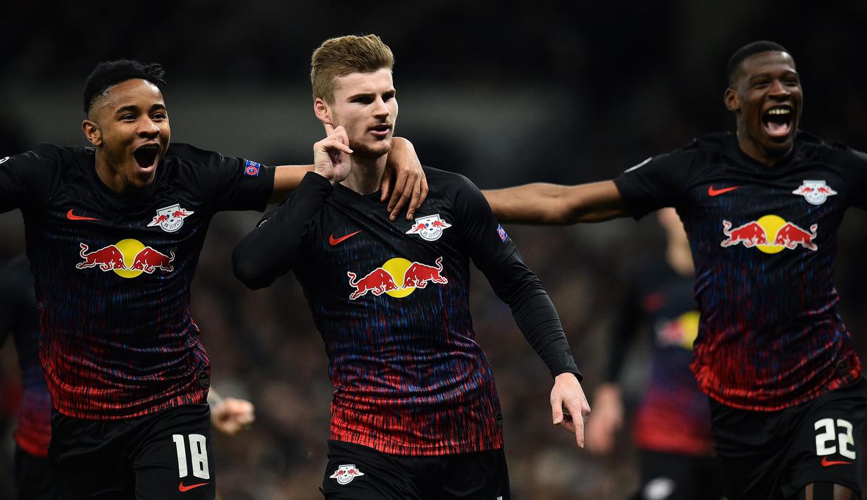 Saat menjamu Totteham di Red Bull Arena, Leipzig kembali membuat klub Inggris itu semakin merana dengan tiga gol tanpa balas. Leipzig mampu menyingkirkan Spurs dengan kemenangan agregat 4-0. (AFP/Glyn Kirk)