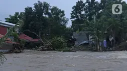 Suasana banjir akibat tanggul jebol di Desa Sumberurip Pebayuran, Kabupaten Bekasi, Jawa Barat, Senin (22/2/2021). Banjir akibat luapan sungai Citarum mengakibatkan 5 Desa terisolir selama tiga hari akibat tanggul sungai Citarum jebol. (Liputan6.com/Herman Zakharia)