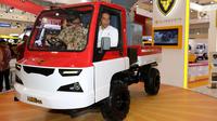 Presiden Joko Widodo dan Menteri Perindustrian, Airlangga Hartarto mencoba Alat Mekanis Multiguna Perdesaan atau AMMDes pada pembukaan pameran mobil GIIAS 2018 di ICE BSD, Tangerang Selatan, Kamis (2/8). (Liputan6.com/Fery Pradolo)