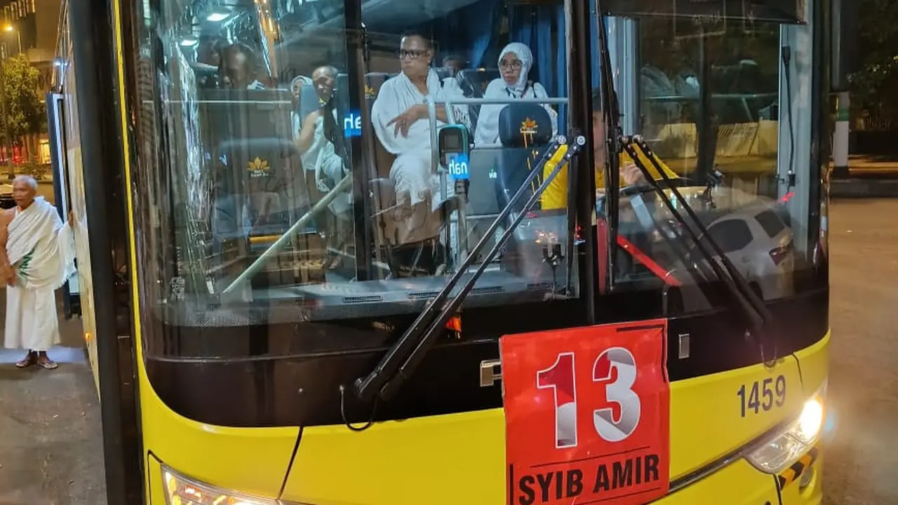 Bus Shalawat untuk antar jemaah haji Indonesia dari hotel menuju Masjidil Haram, pulang dan pergi. (Liputan6.com/Dinny Mutiah)