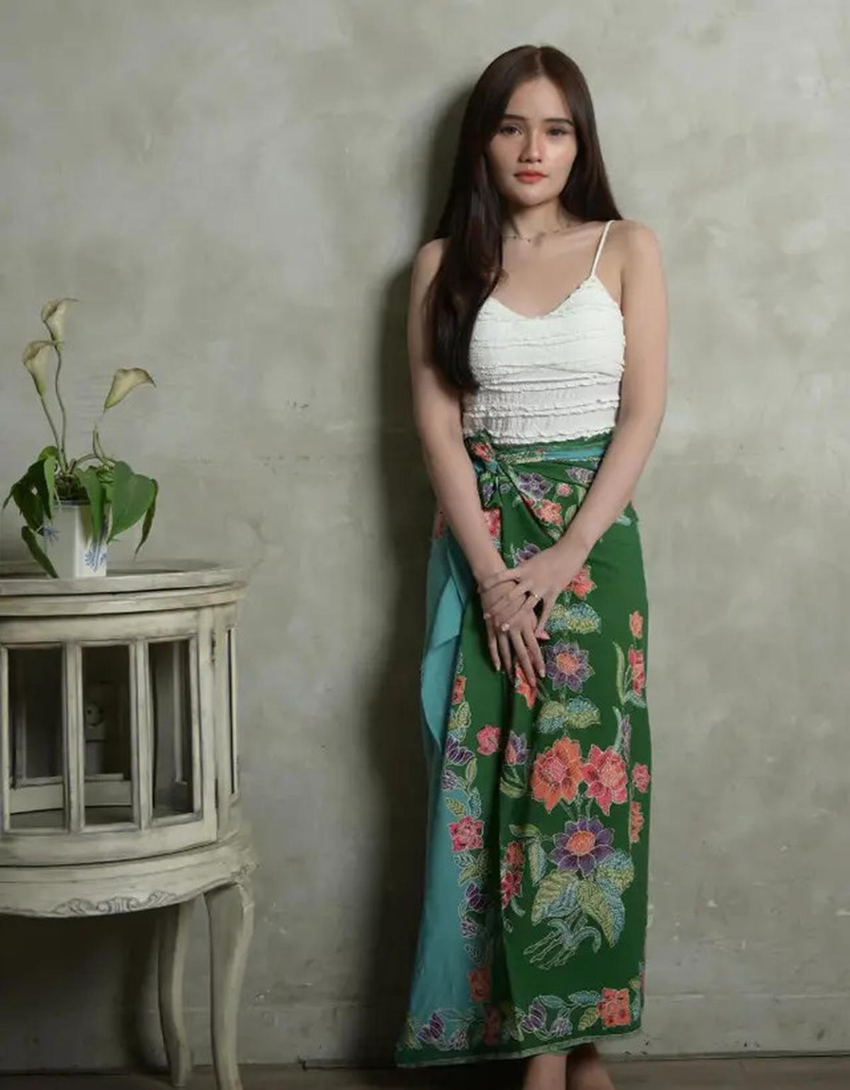 9 Gaya Fanny Soegi dengan Rok Batik, Anggun dan Kekinian