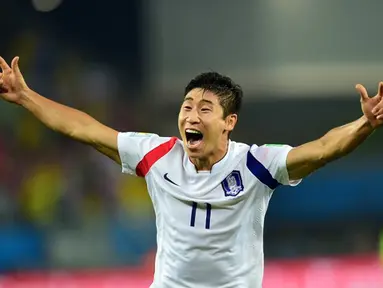 Selebrasi penyerang Korea Selatan, Keun Ho Lee usai mencetak gol ke gawang Rusia di penyisihan Piala Dunia 2014 Grup H, Pantanal Arena, Cuiaba, Brasil, (18/6/2014). (AFP PHOTO/Jung Yeon-Je)