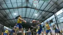 Pebasket Merpati Bali, Dewa Ayu (kiri) mencoba melakukan umpan melawati lawan saat sesi latihan tim di Futsal Hut, Asaba Arena, Jumat (20/1/2017).  (Bola.com/Nicklas Hanoatubun)