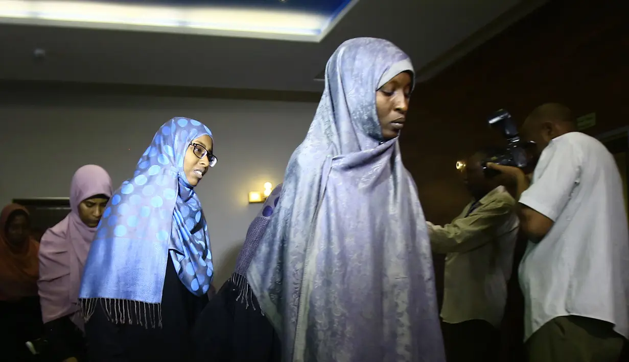 Tujuh wanita anggota ISIS asal Sudan dipulangkan dari Libya ke negaranya, Khartoum, Sudan, Rabu (4/4). Mereka bergabung dengan para jihadis untuk berperang. (ASHRAF SHAZLY/AFP)
