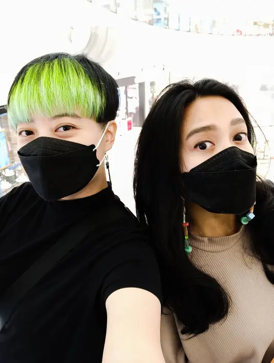 Apalagi preferensi gaya mereka pun terlihat fresh dan young. Seperti Leony yang memilih tampilan rambut coloring dan Dea Ananda yang selalu tampil stylish dan fun (Foto: Instagram @leonyvh)