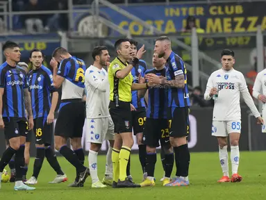 Bek Inter Milan, Milan Skriniar (tengah) kanan) berbicara dengan wasit setelah mendapat kartu kuning kedua saat bertanding melawan Empoli pada pertandingan lanjutan Liga Italia di stadion San Siro di Milan, Italia, Selasa (24/1/2022). Inter Milan tumbang atas Empoli dengan skor 0-1. (AP Photo/Luca Bruno)