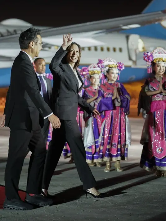 Kamala Harris juga menata rambutnya dengan gaya khasnya. Membiarkan rambut ikal sebahunya tergerai, tanpa aksesori apapun, namun mampu memancarkan aura pemimpin. Bagaimana menurutmu, Sahabat FIMELA? [Foto: Instagram/vp]