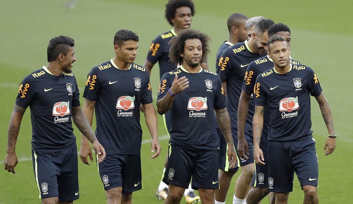 Para pemain Brasil mengikuti sesi latihan bersama timnas Brasil jelang laga kualifikasi piala dunia 2018 di Porto Alegre, Brasil, Selasa (29/8/2017). Brasil akan berhadapan dengan Ekuador. (AP/Andre Penner)