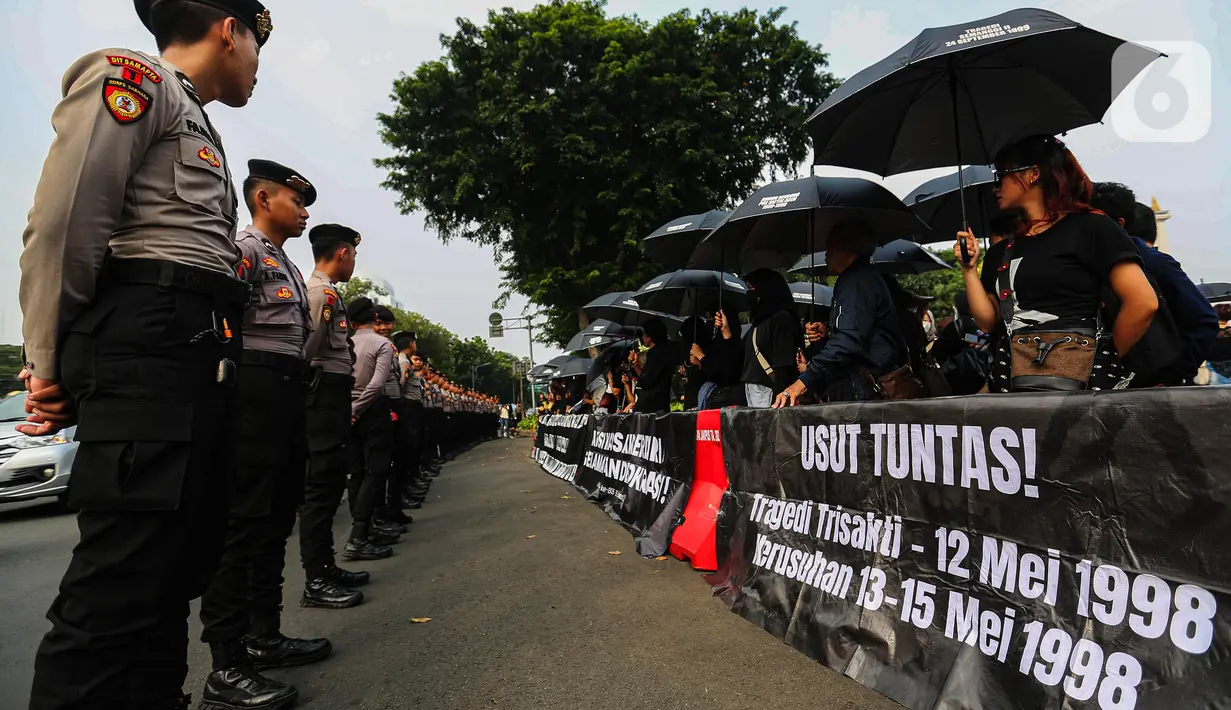 Sejumlah aktivis Jaringan Solidaritas Korban untuk Keadilan melakukan Aksi Kamisan di sebrang Istana Merdeka, Jakarta, Kamis (16/5/2024). (Liputan6.com/Angga Yuniar)