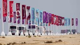 Suasana ini terlihat saat bus Der Panzer pergi meninggalkan hotel menuju ke bandara pada Jumat (2/12/2022). (AP/Matthias Schrader)