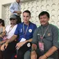 Pelatih Timnas Indonesia U-19, Indra Sjafri dan pelatih kiper Jarot Supriadi bertemu dengan kiper Filipina U-18, Quincy Julian Kammeraad di tribune Stadion Thuwunna, Yangon, Sabtu (9/9/2017). (Bola.com/Aning Jati)