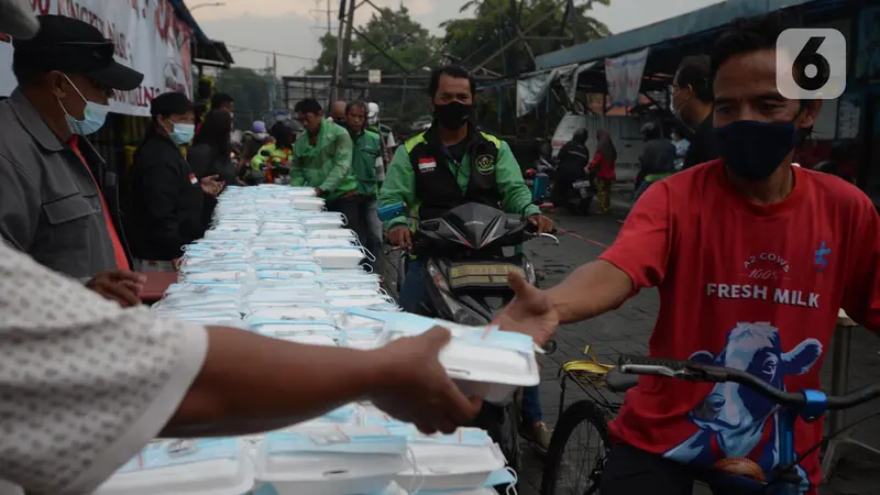 Pembagian 500 Nasi Bungkus Gratis Setiap Hari