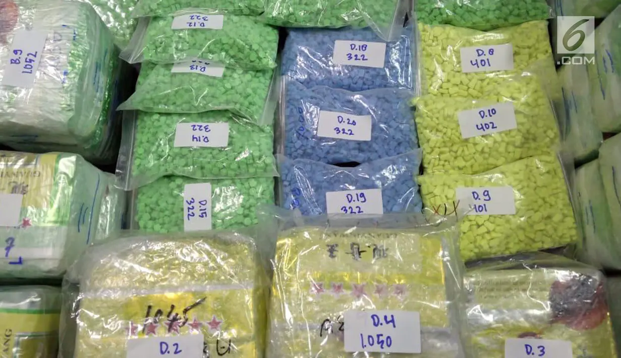 Barang bukti narkoba jenis sabu dan ekstasi yang disita oleh Badan Narkotika Nasional (BNN) dalam upaya penyelundupan di wilayah Dumai, Riau, Jumat (17/5/2019). Petugas BNN menembak dua pelaku penyelundupan lantaran mencoba melarikan diri saat penangkapan. (Liputan6.com/HO/Tim BNN)