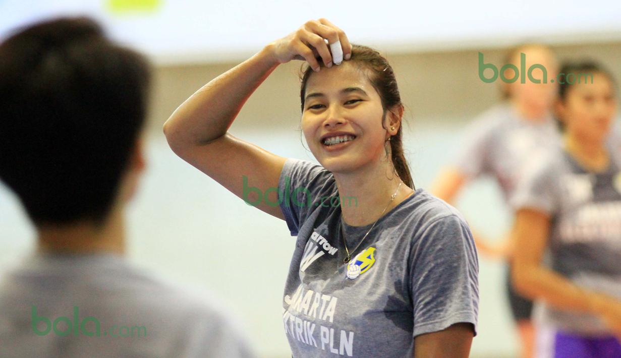 Dian Wijayanti bercengkrama dengan rekannya saat berlatih bersama Jakarta Elektrik PLN di Gor Ken Arok, Malang. (Bola.com/Nicklas Hanoatubun)