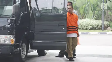 Kabag ULP Pemkab Purbalingga Hadi Iswanto tiba di gedung KPK, Jakarta, Kamis (7/6). Hadi diperiksa perdana pasca tertangkap tangan oleh KPK bersama bupati Purbalingga Tasdi. (Liputan6.com/Herman Zakharia)