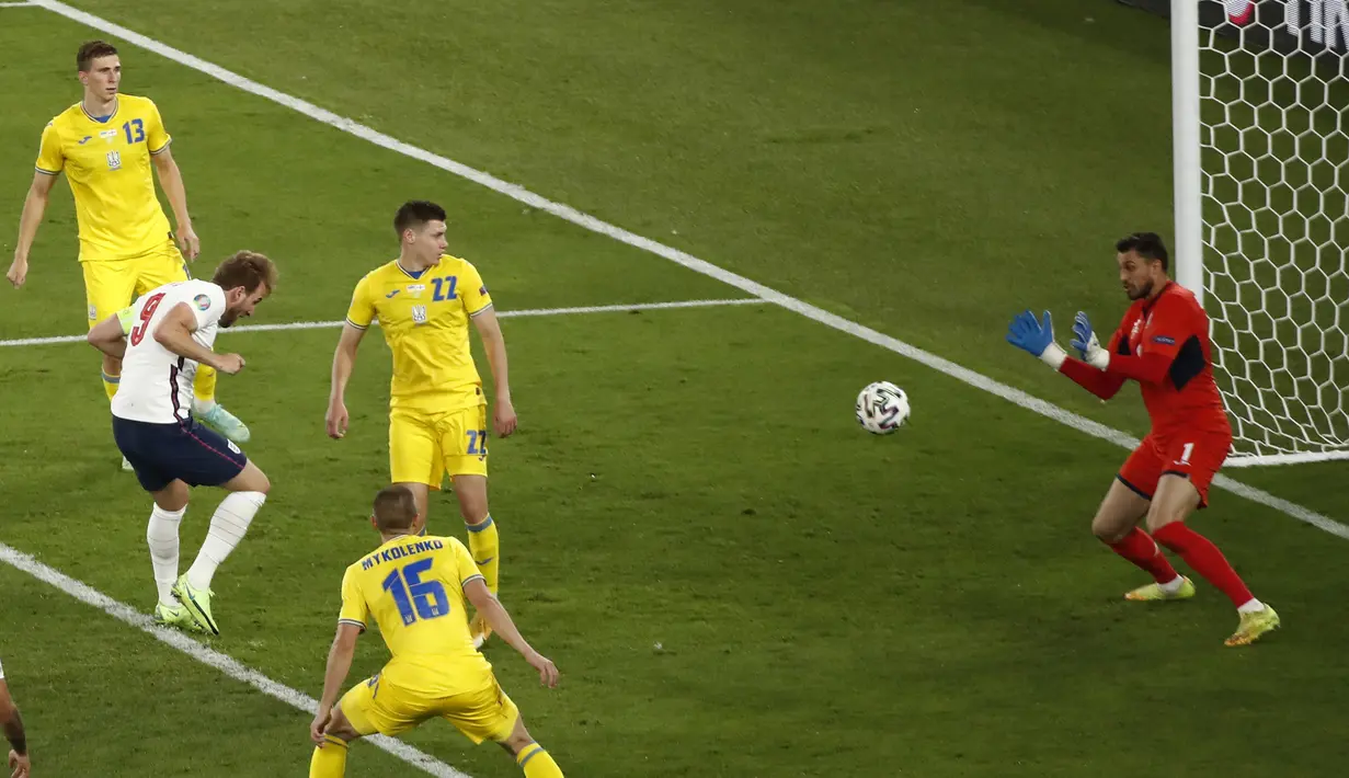 Penyerang Inggris, Harry Kane mencetak gol ketiga timnya ke gawang Ukraina pada perempat final Euro 2020 di Stadion Olimpiade, Roma, Italia, Minggu (4/7/2021) dini hari WIB. Inggris menang telak atas Ukraina 4-0 dan akan bertemu Denmark di semifinal Euro 2020. (Alessandro Garofalo/Pool Via AP)