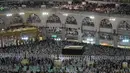 Ribuan jemaah melakukan tawaf dan memadati sekitar Kakbah di Masjidil Haram, kota suci Makkah, Arab Saudi pada Rabu (7/8/2019). Kondisi Masjidil Haram menjelang puncak ibadah haji kian dipadati jemaah dari berbagai negara. (Photo by FETHI BELAID / AFP)