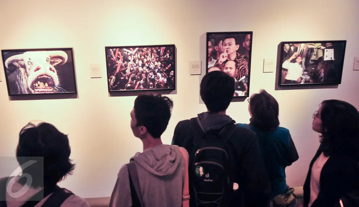 Sejumlah pengunjung melihat karya foto Kilas Balik saat pembukaan pameran foto dan peluncuran buku foto Kilas Balik 2016, di Galeri Foto Jurnalistik Antara, Jakarta, Jumat (17/2). (Liputan6.com/Yoppy Renato)