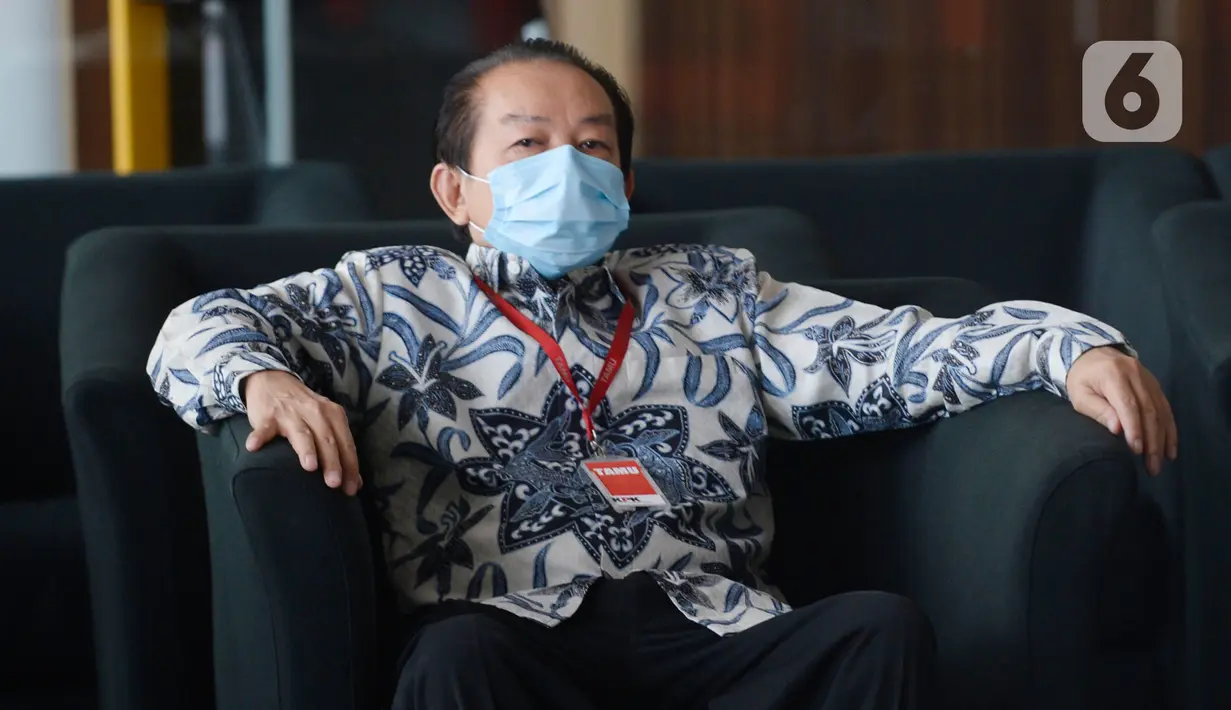 Advokat, Hardja Karsana Kosasih menunggu panggilan penyidik akan menjalani pemeriksaan di Gedung KPK, Jakarta, Rabu (20/05/2020). Hardja Karsana Kosasih diperiksa terkait kasus dugaan suap dan gratifikasi dalam penangan perkara di Mahkamah Agung (MA). (merdeka.com/Dwi Narwoko)